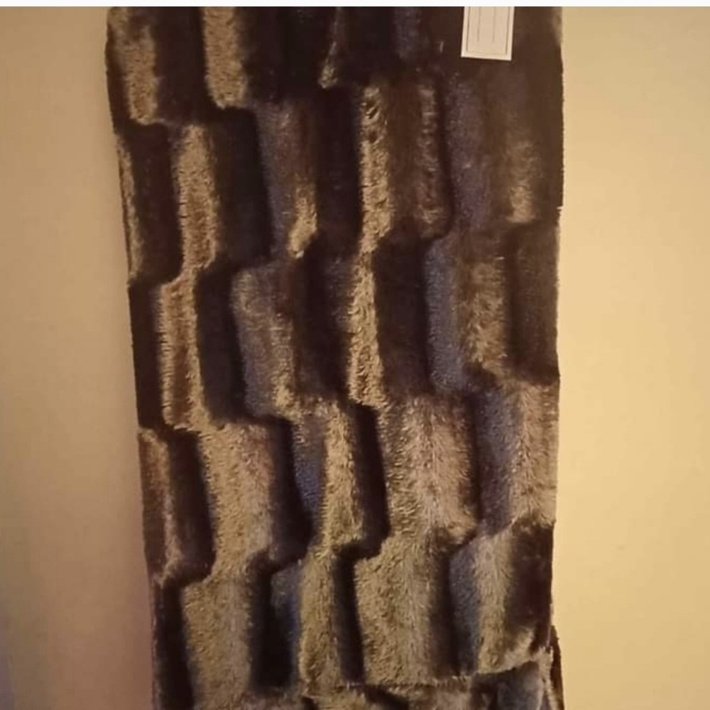 New. Luxurious Faux Fur Throw Blanket Fully Lined 52" X 57".